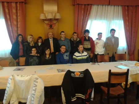 El alcalde junto a los alumnos de este novedoso curso