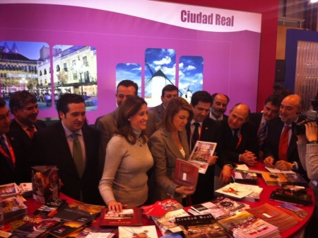 El alcalde de Manzanares acompañó a la presidenta regional en su visita a Fitur