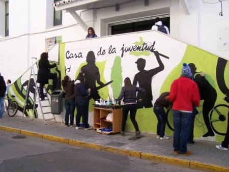 Las paredes blancas del edificio se pintarán con motivos referentes al deporte