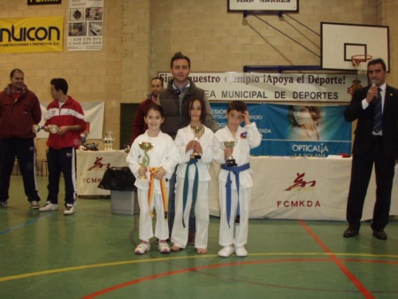 karatekas con concejal de deportes