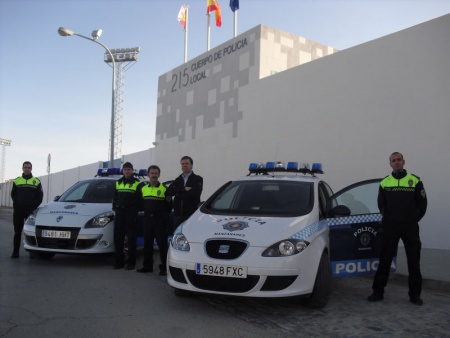 Coches policiales con efectivos