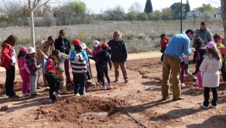 Niños del colegio Altagracia plantando