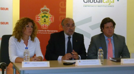 Momento de la presentación con responsables de Seur y Globalcaja