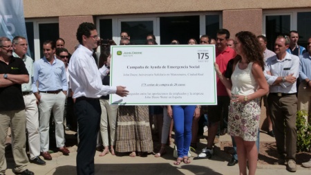 Entrega de cheque a concejal