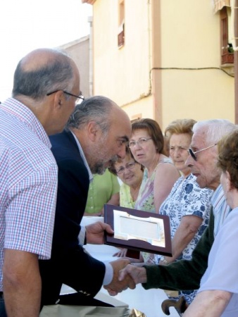 Entrega de placa a Alfonso Taviro Rodríguez