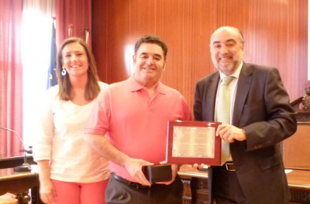 Vicente Ramírez recibiendo la placa