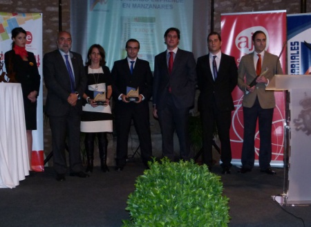 Ganadores de Emprende en Manzanares junto al alcalde