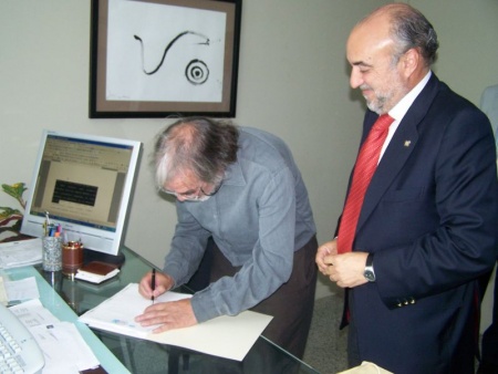 Momento de la firma para la cesión del Molino Grande. Sept 2011