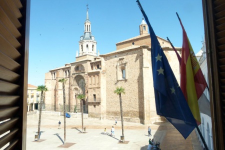 Imagen de la Parroquia de la Asunción desde el Ayuntamiento