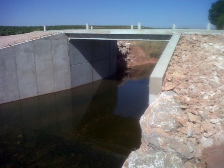 Agua del Río Azuer en Manzanares