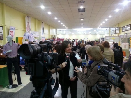 Lola Serna atendiendo a los medios en la VI feria del stock