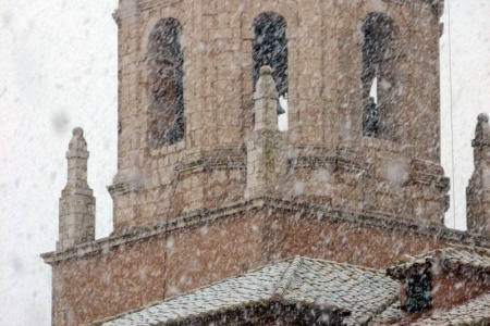 Detalle de nevada en la iglesia