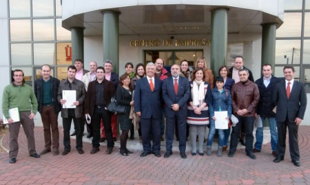 Foto de grupo diplomados en curso del EOI con autoridades