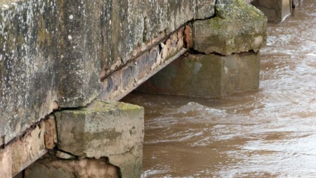 Detalle del puente afectado por las lluvias