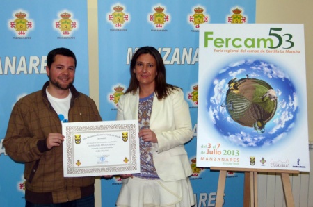 Lola Serna entrega diploma al creador de la imagen de FERCAM 2013