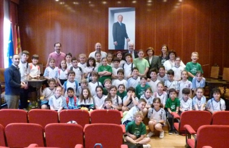 Foto de familia de visita del Colegio La MIlagrosa al Ayuntamiento