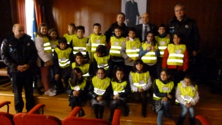 Alumnos de cuarto y quinto de primaria, "policías por un día", con alcalde y efectivos policiales