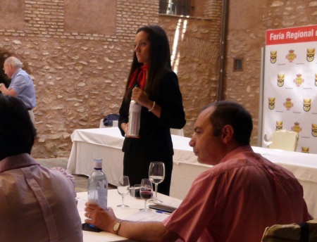 Azafata de FERCAM en cata de vino 2012