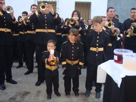 Cornetas y tambores en pasacalles