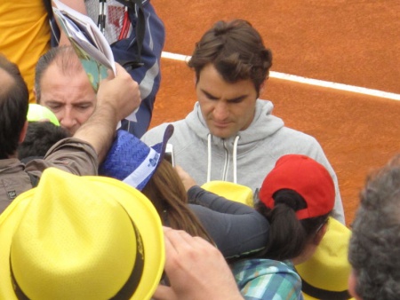 Federer firmando autógrafos