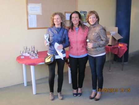 Lola Serna con las campeonas de la liga de pádel municipal