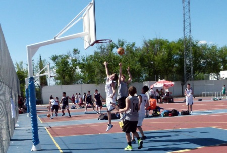 Baloncesto en pista polideportiva municipal