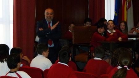 Alcalde con niños del colegio Don Cristóbal en un "pleno infantil"