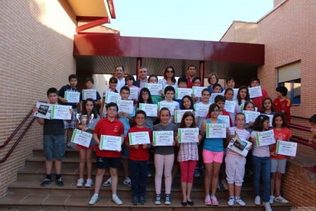 Alumnado participante con sus diplomas y premios