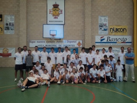 Foto de familia de los participantes en el campus de baloncesto 2012