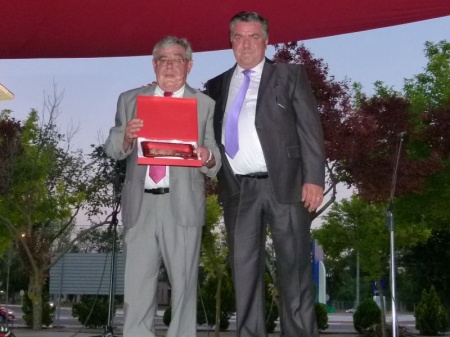 Manuel Márquez recibe una placa de manos de Luis Núñez tras el pregón