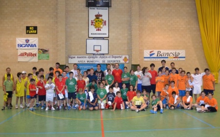 Foto conjunta de los participantes en el torneo de colegios