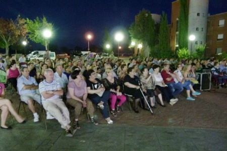 El público disfrutó del humor de Juan Aroca en las fiestas de la Avenida del Parque