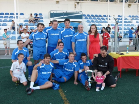 Coeleman, campeón de fútbol 7, junto a la concejal de Deportes