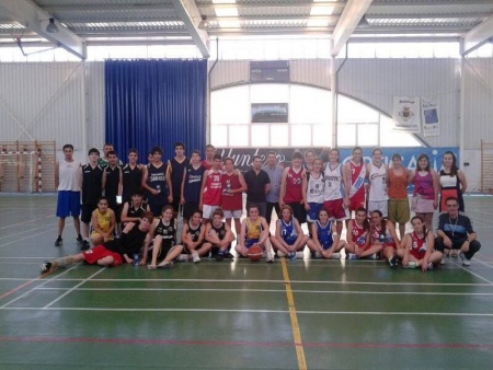 Foto conjunta de los participantes con la concejal de Deportes