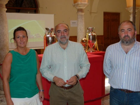 Lola Serna, Antonio López de la Manzanara y Alfonso Mazarro ante los trofeos de España