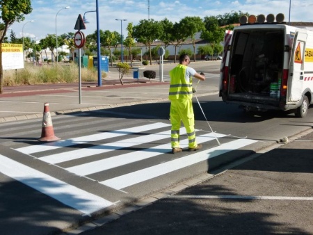 Trabajos de repintado de paso de peatones de la Avenida de Andalucía