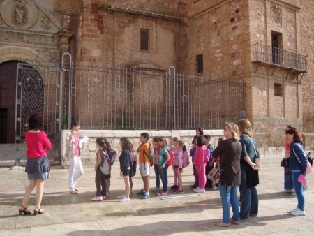 Los escolares descubrieron el impresionante pórtico de la iglesia parroquial