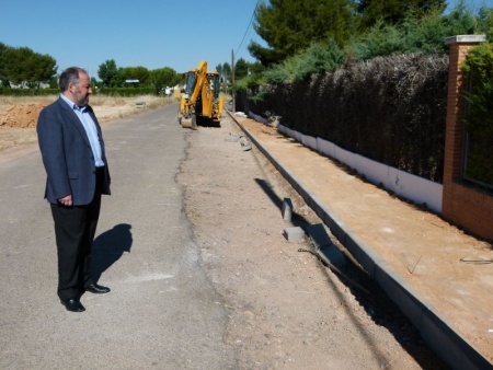 El concejal de Obras, Manuel Mazarro, visita las obras del camino