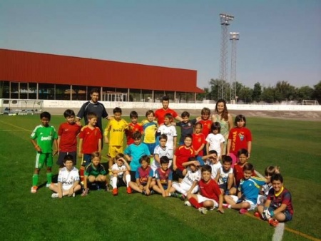 La Concejal de Deportes junto a uno de los grupos de la Escuela de Fútbol