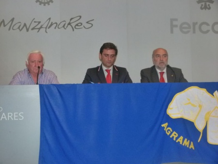 El Director General, en el centro, junto al alcalde de Manzanares