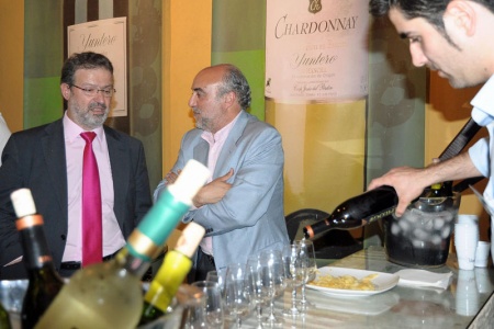 Nemesio de Lara y el alcalde, en el stand de los vinos de Manzanares