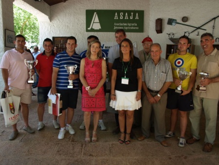 Foto de los ganadores y organizadores, con Lola Serna y Lola Merino