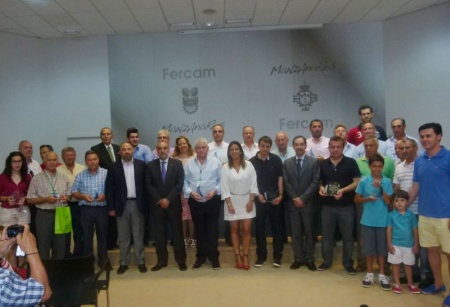 Todos los premiados posan junto a las autoridades locales