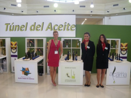 Beatriz Maeso junto a las azafatas del Túnel del Aceite