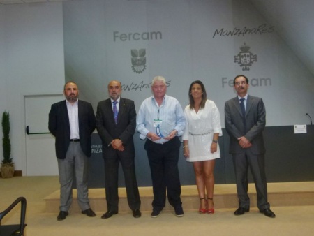 El alcalde y miembros del equipo de gobierno, junto a Bautista Santillana, ganador de la Medalla de Oro de FERCAM 2013 por sus más de 25 años como expositor