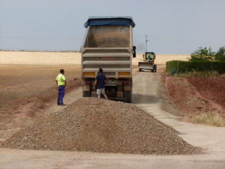 Personal trabajando en las obras de los caminos cercanos al río Azuer