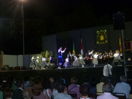 La escuela infantil "Manuel de Falla" durante el festival nacional de folcklore "Ciudad de Manzanares"