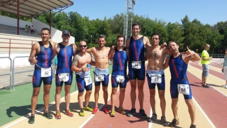 Miembros del club manzanareño Alucinatura durante el triatlón regional de Alcázar