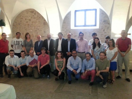 Los 14 becarios junto al alcalde de Manzanares, Antonio López de la Manzanara, durante el acto de clausura.