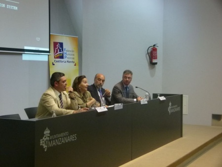 El alcalde de Manzanares, junto Santiago Lucas Torres y Matilde Basarán